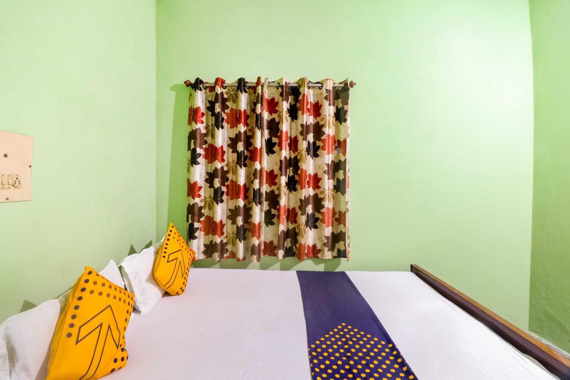 Spot On Mishra Guest House Varanasi Exterior foto